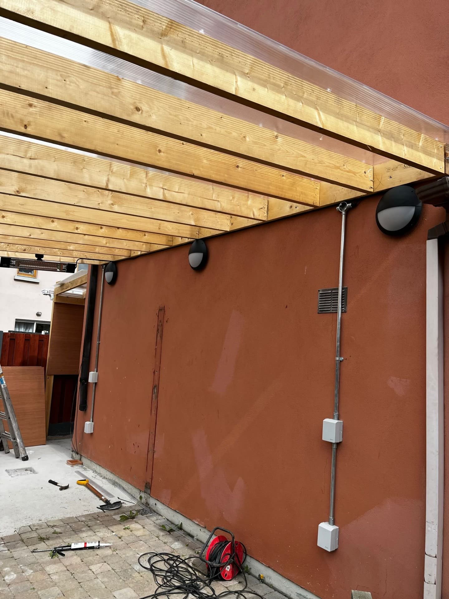Exterior wall-mounted bulkhead lights